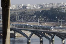 Image du Maroc Professionnelle de  Le Tramway traverse le nouveau pont Hassan II construit sur le fleuve Bouregrag entre Rabat et Salé, Jeudi 20 Octobre 2011. (Photo / Abdeljalil Bounhar)
